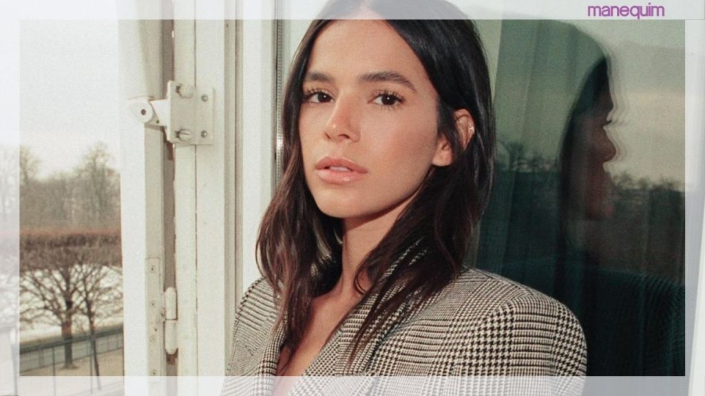 Bruna Marquezine usa look anos 80 de R$ 10 mil para conhecer Rosalía!