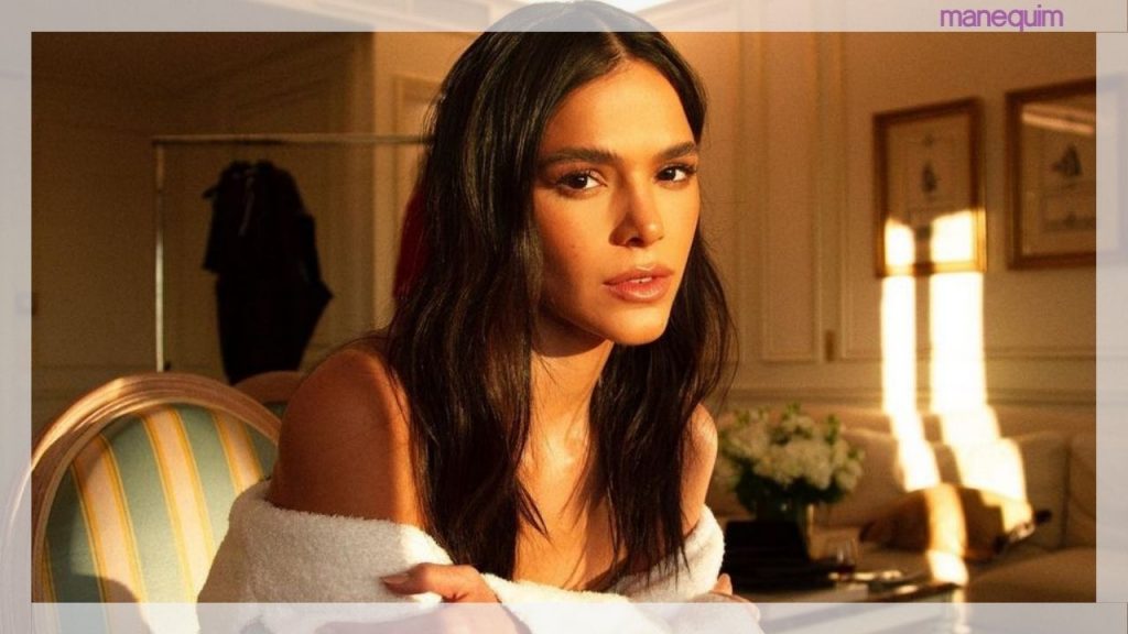 Femme Fatale: Bruna Marquezine aposta em vestido vermelho com fenda e plumas