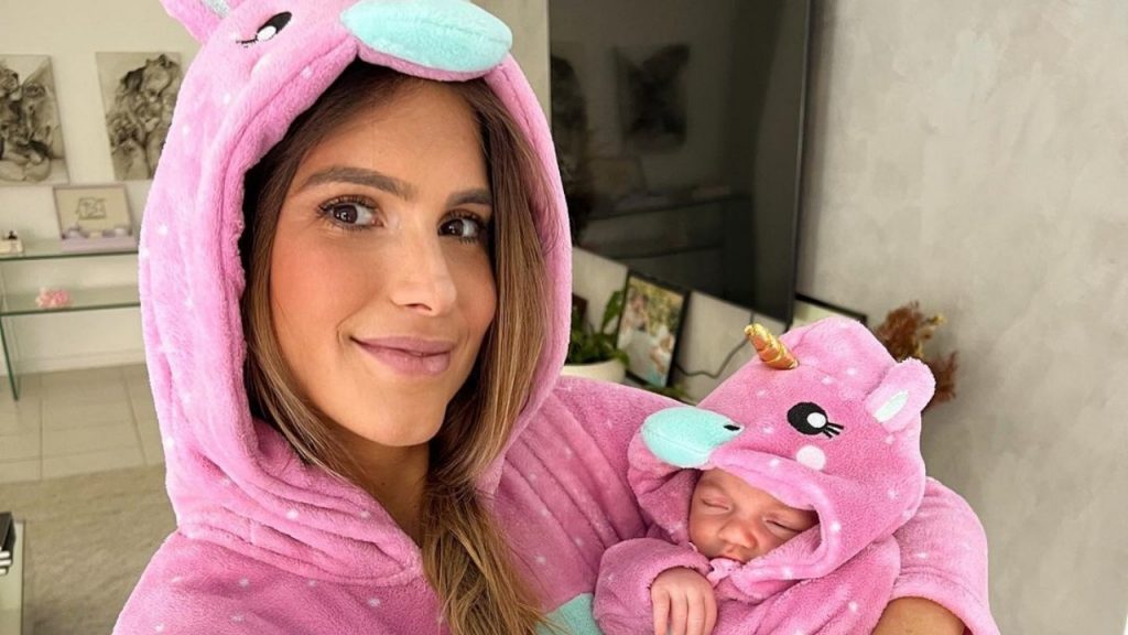 Branca Feres celebra primeiro mês de filha com looks fofíssimos iguais