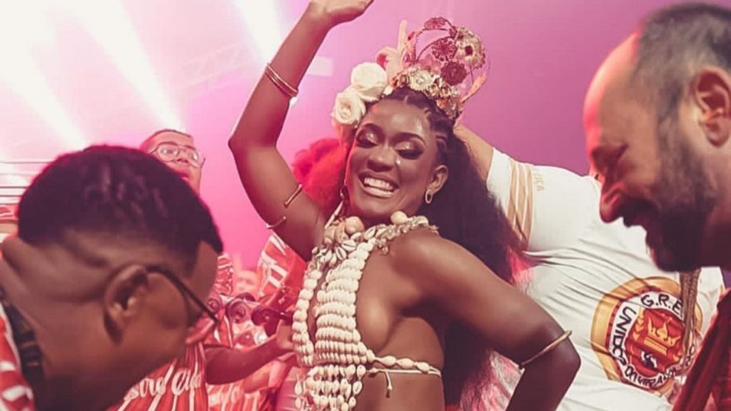 Samba no pé e muitas conchas no corpo: Erika Januza surpreende com look para ensaio de bateria