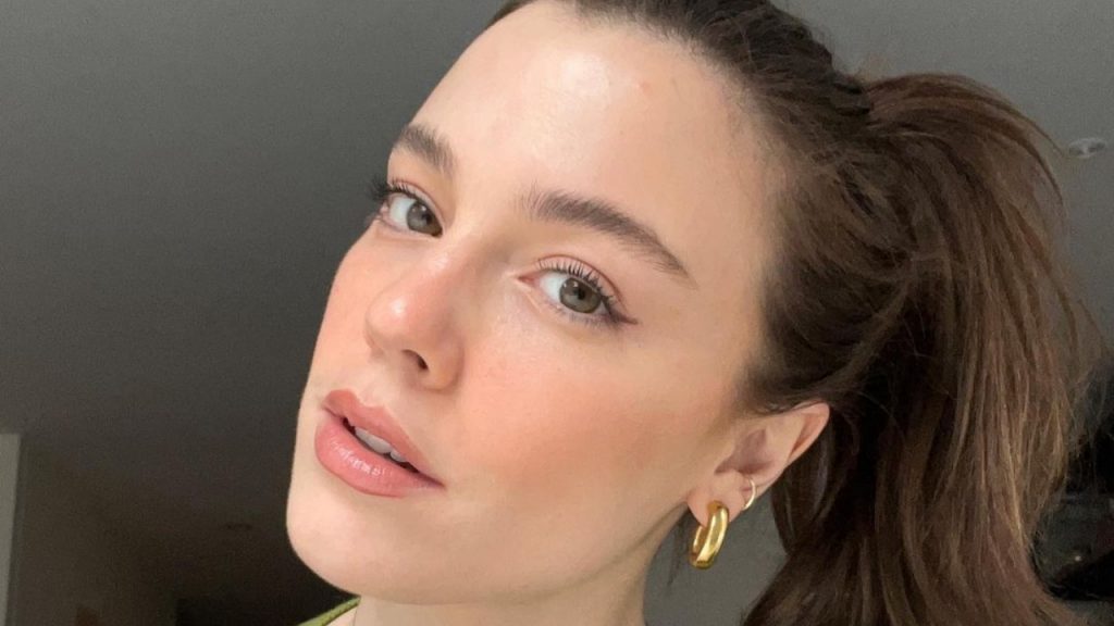 Alice Wegmann muda de visual e surpreende com os fios mais claros