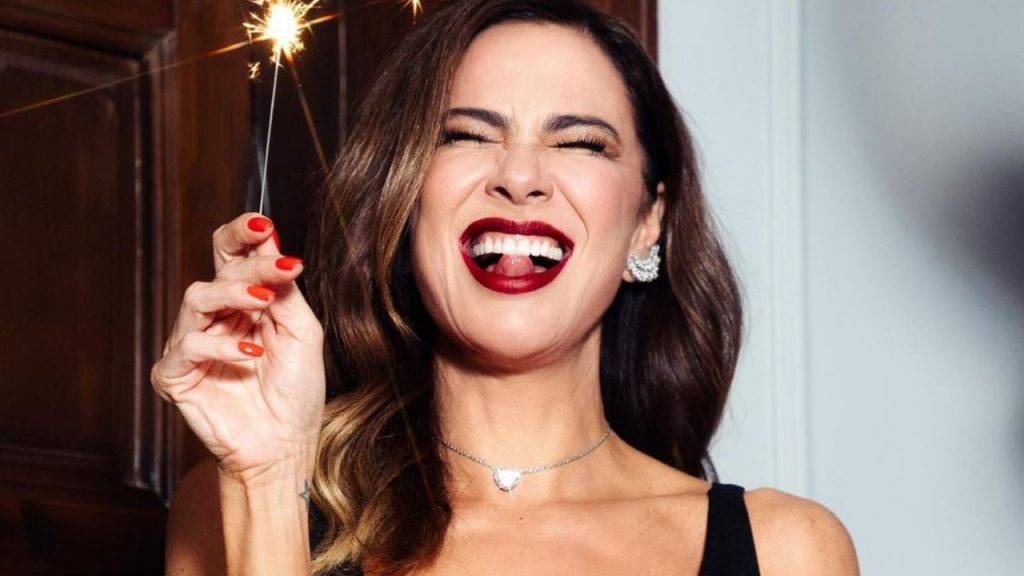 Luciana Gimenez elege look sensual e brilhante para celebrar seu aniversário