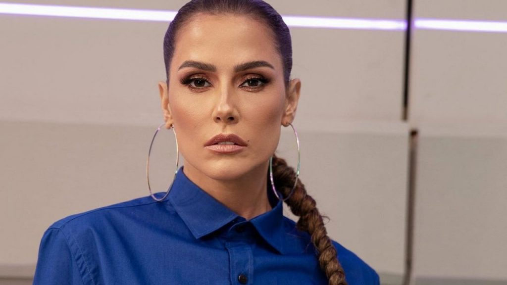 Uniforme ousado: Deborah Secco inova com look em estreia da Copa do Mundo