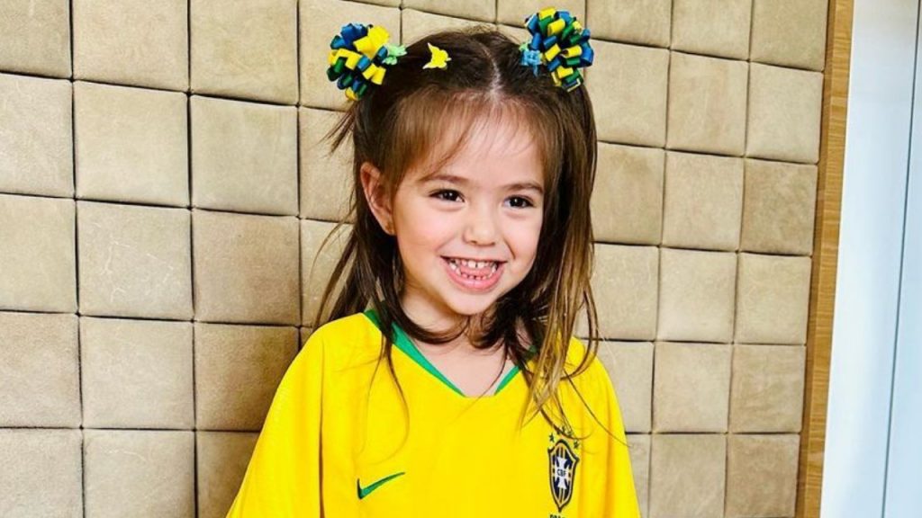 Zoe, filha de Sabrina Sato, se diverte com sapatos de grife avaliados em R$9 mil