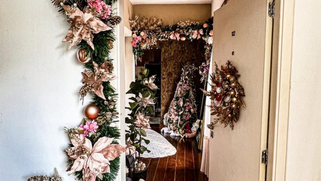 Inovação: Decoração de natal inspirada na primavera conta com tons vivos e muitas flores