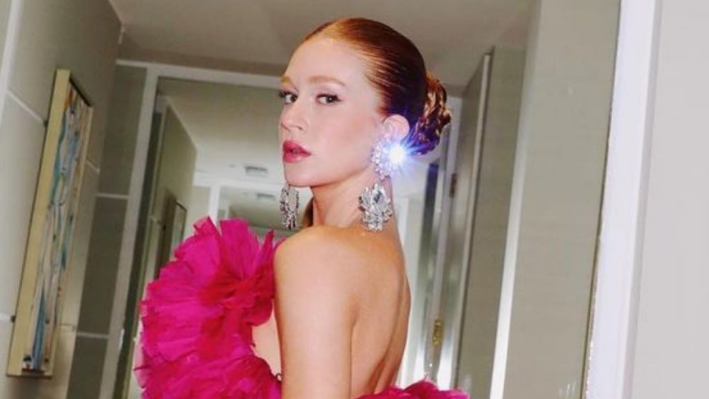 Marina Ruy Barbosa arrasa em tapete vermelho com vestido bufante