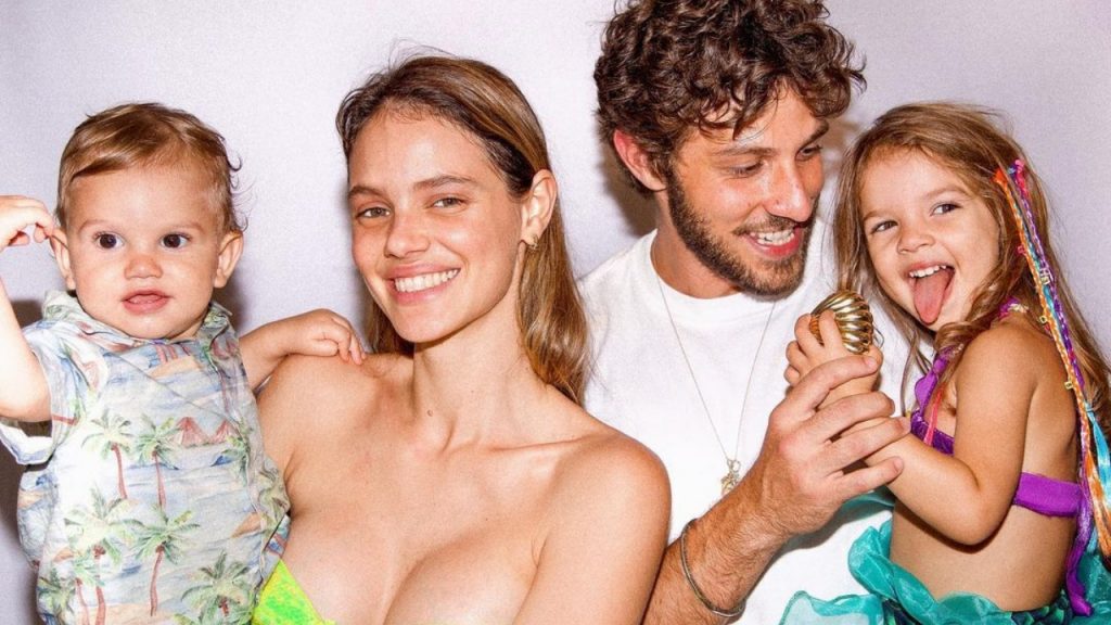 Chay Suede e Laura Neiva comemoram aniversário da filha: "Nossa sereia"