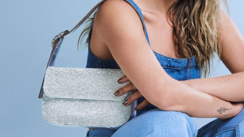 Bolsa baguete e com muito strass: Qual a ideal para combinar com os looks de verão 2023?