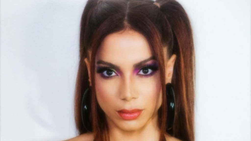 Indícios de nova era? Anitta posa, de novo, com look brilhante e intriga fãs