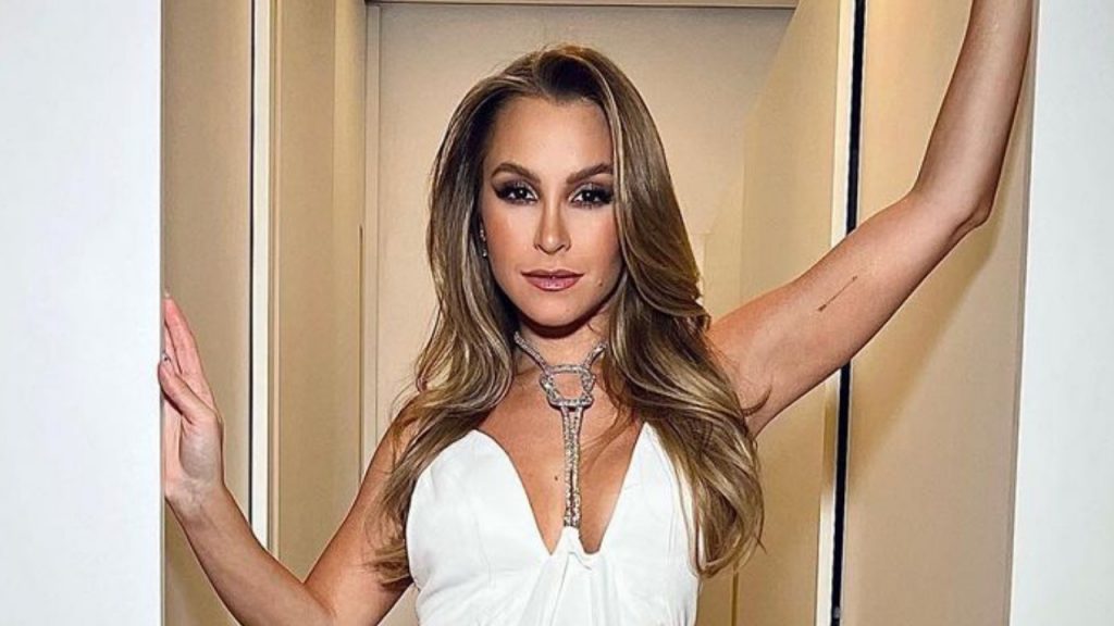 Carla Diaz deslumbra em vestido branco com detalhes especiais