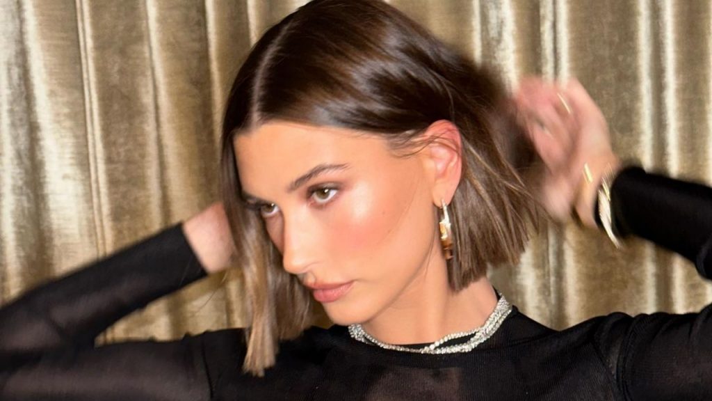 Hailey Bieber reinventa tendência de minissaia com shorts minúsculo