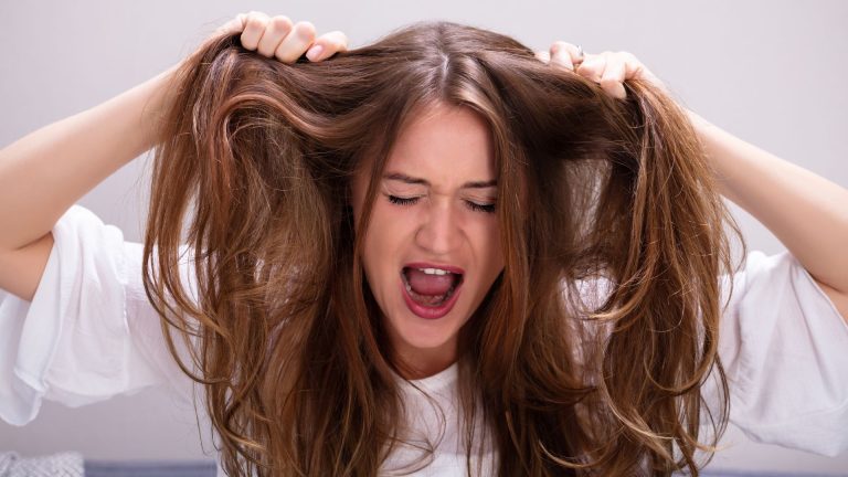 Hair Popping: puxar o cabelo para aliviar a dores não é saudável!