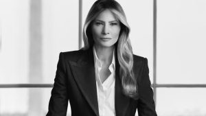 Melania Trump surge estilosa em foto oficial como primeira-dama no perfil da Casa Branca