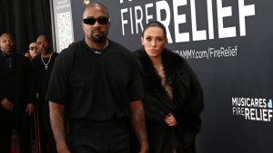 Esposa de Kanye West, Bianca Censori, ousa com naked dress e make assinada por brasileiro