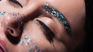 Glitter, pérolas e mais: 4 dicas para dar um ‘up’ charmoso na sua maquiagem de carnaval