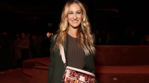 Sarah Jessica Parker comparece ao desfile da Fendi com acessório a la Carrie Bradshaw