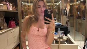 Virginia Fonseca posta foto de pijama e aposta em tendência Barbiecore em closet luxuoso